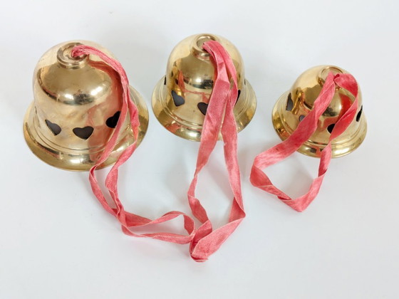 Image 1 of Set di 3 campanellini vintage in ottone scandinavi | Design a forma di cuore, decorazioni natalizie anni '80