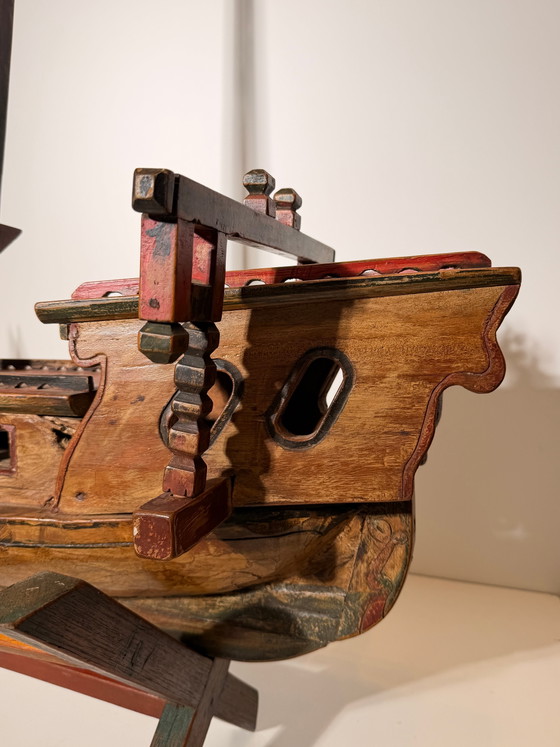 Antieke, handgesneden houten sculptuur van een vissersboot op een standaard – Beeldhouwkunst (photo 3 of 6)