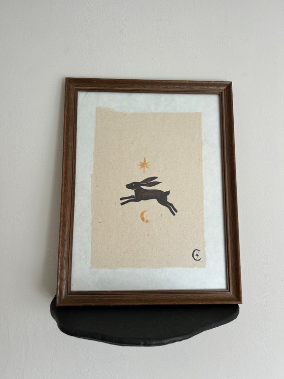 Image 1 of Illustrazione originale dipinta a mano di una lepre con luna e stella in cornice di legno vintage | Decorazione murale unica