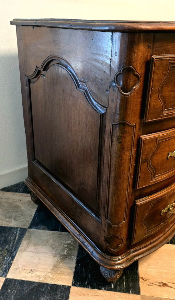 Image 1 of Armbrustkommode aus massivem Nussbaumholz, Zeit Ludwigs XIV. – frühes 18. Jahrhundert