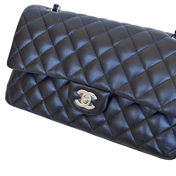 Chanel Classic Flap Medium – Crossbody bags, Lambskin (photo 16 of 17)