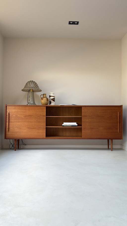 Buffet vintage en bois avec portes coulissantes