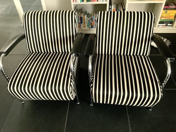 Image 1 of 2 Scylla stoelen van Leolux. 