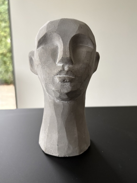 Image 1 of Statua di una testa stilizzata in cemento