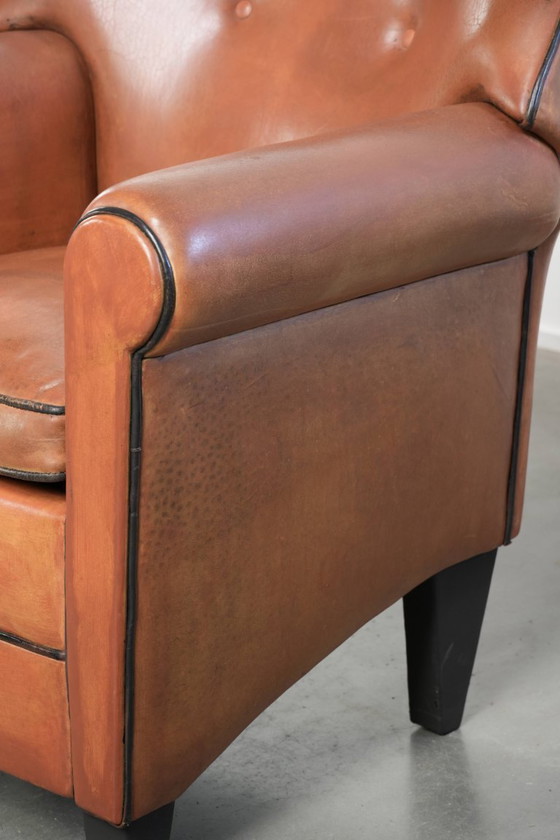 Image 1 of 2 poltrone di design Bart van Bekhoven in pelle di pecora con schienale arrotondato e profili neri.