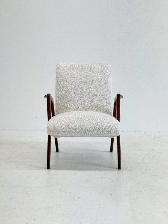 Image 1 of Sillón italiano de mediados de siglo hecho de madera de cerezo con bouclé blanco