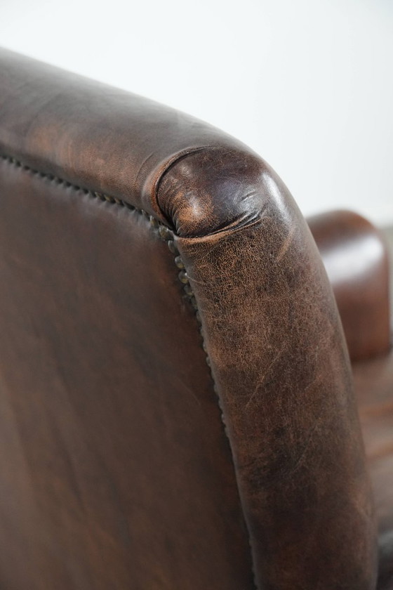 Image 1 of Sillón de piel de oveja con carácter y un hermoso color profundo.