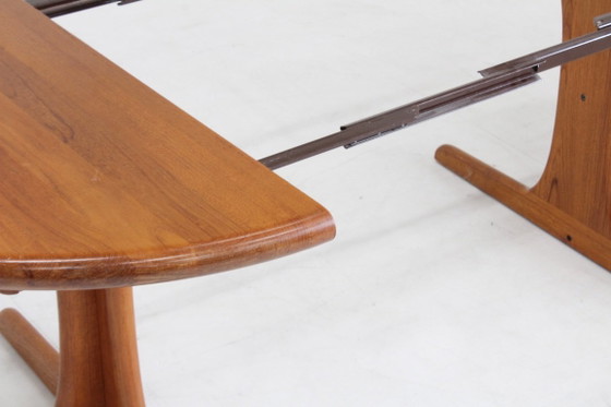 Table de salle à manger ronde extensible vintage danoise en teck massif, années 1960 (photo 3 of 9)