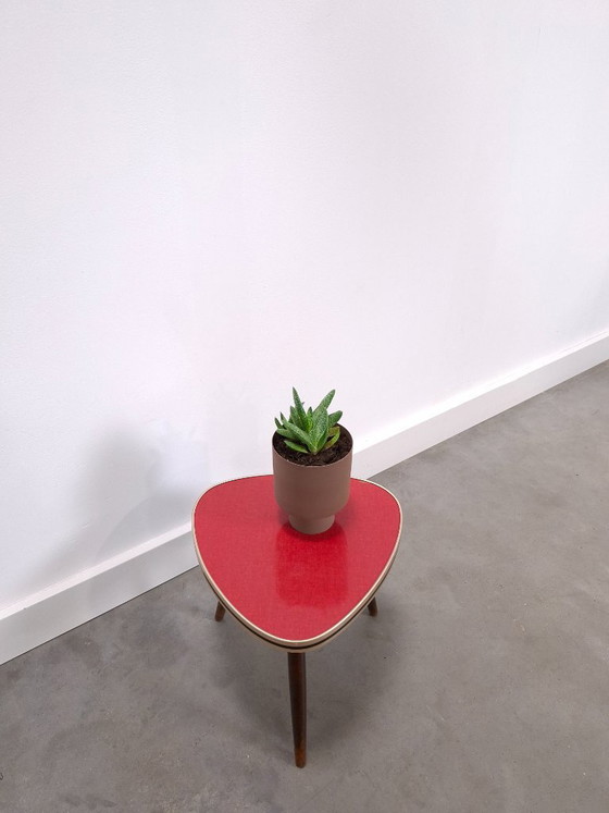 Vintage 50s triangular side table plant table with red formica top and gold black edge, no.7, Wood (photo 2 of 8)