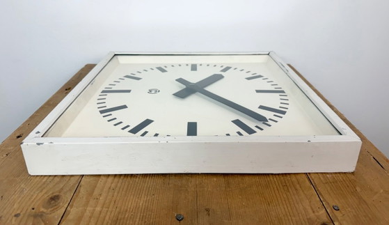 Grande horloge murale carrée blanche de style industriel, de CTW, 1960 – Pendules, Glass, Iron (photo 12 of 19)