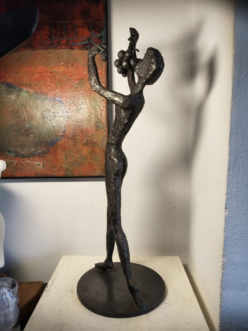 Groot brutalistisch ijzeren sculptuur René van der Wegge modernistische druivenplukker 58 cm