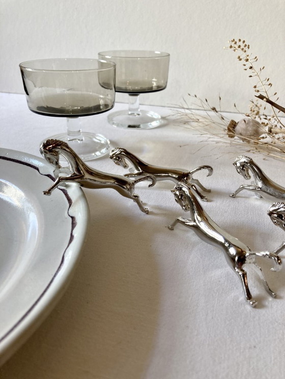 Image 1 of Zes verzilverde metalen messenhouders in de vorm van paarden. Jaren 60.