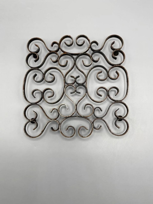 Sottopentola in ferro battuto lavorato a mano con decorazioni a volute e arabeschi, forma quadrata – decoratieve objecten