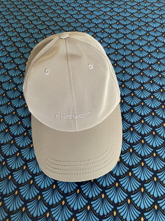 Image 1 of Casquette Givenchy 