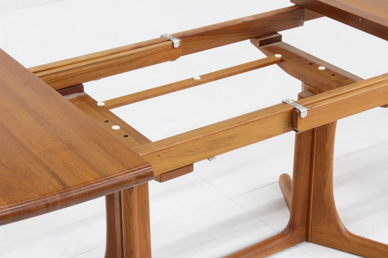 Image 1 of Table de salle à manger ovale extensible vintage danoise en teck massif