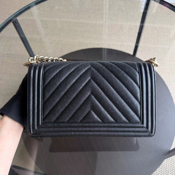 Image 1 of Chanel Boy Medium - Caviar 25CM generfd kalfsleer met chevronpatroon in zwart met gouden hardware