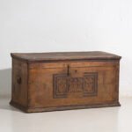 Coffre ancien avec motifs floraux gravés (c.1850) #14 – Commodes, Rustic (photo 6 of 40)