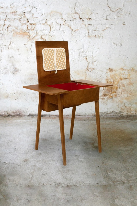 Toeletta vintage in legno con rivestimento in velluto rosso – Tolette (photo 2 of 8)
