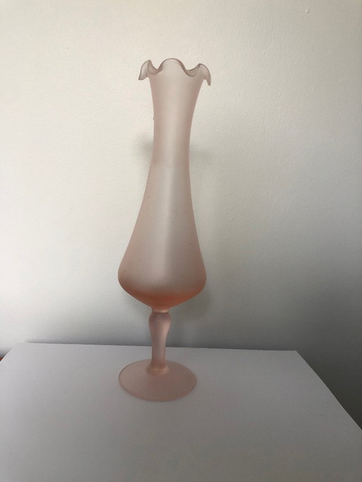 Jarrón con pie de cristal opalino