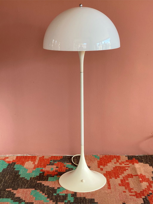 Panthella di Verner Panton Poulsen