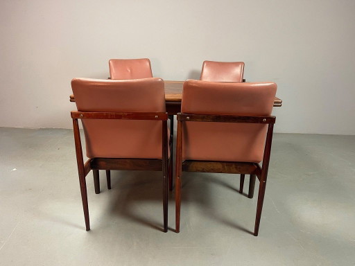 Eleganter ausziehbarer Esstisch aus Palisander im Mid-Century Design. Skandinavien, 1960er Jahre.