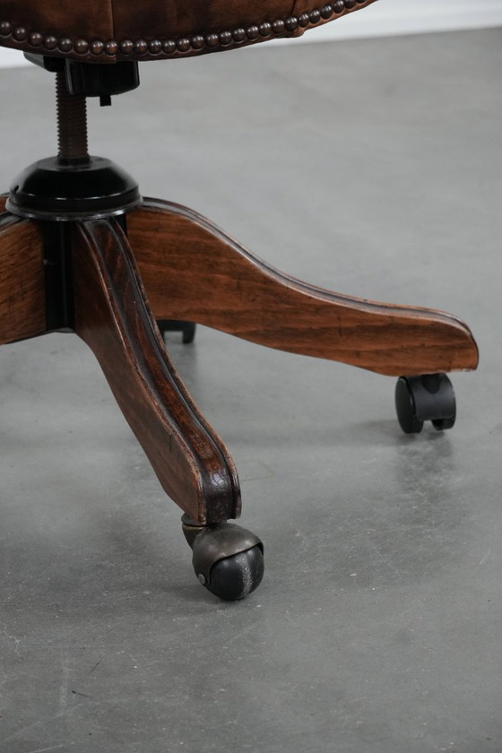 Image 1 of Cognac kleurige rundleren chesterfield bureaustoel/ captains chair in Engelse stijl