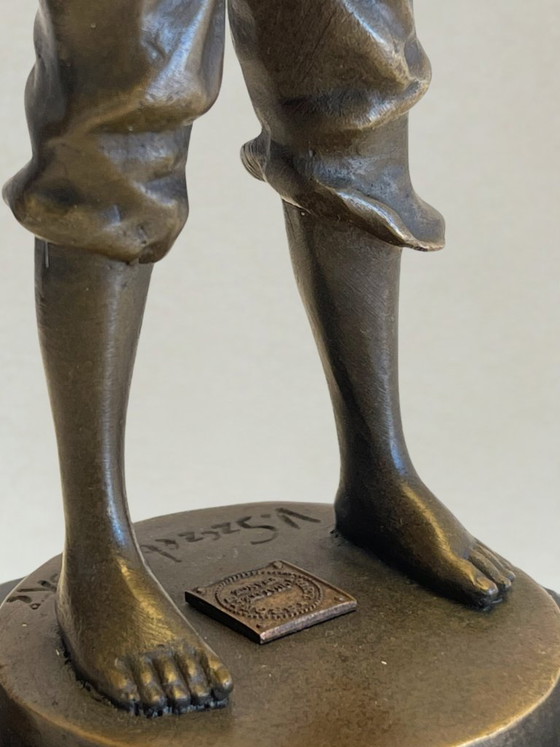 Image 1 of Scultura in bronzo – Piccolo mozzo che fischietta – Firmata V. Szczeblewski – 21 cm