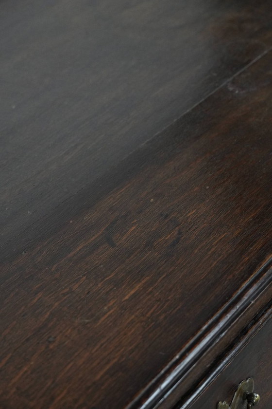 Image 1 of Commode ancienne anglaise en chêne, subtile, datant du XVIIIe siècle