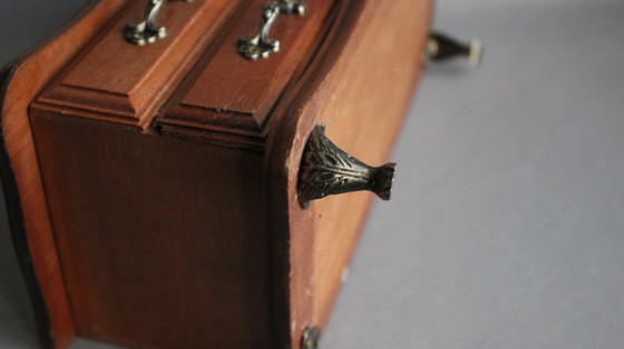 Image 1 of Vintage houten sieradendoos op metalen pootjes, massief hout, met 1 lade