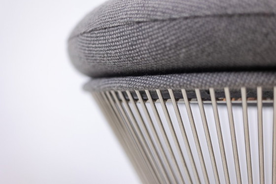 Image 1 of Warren Platner voor Knoll. Ronde kruk, metalen onderstel. Circa 1970.