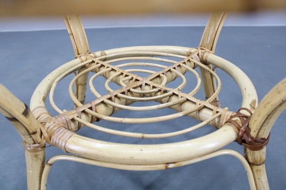 Image 1 of Table ronde en rotin italien des années 1960 avec plateau en verre