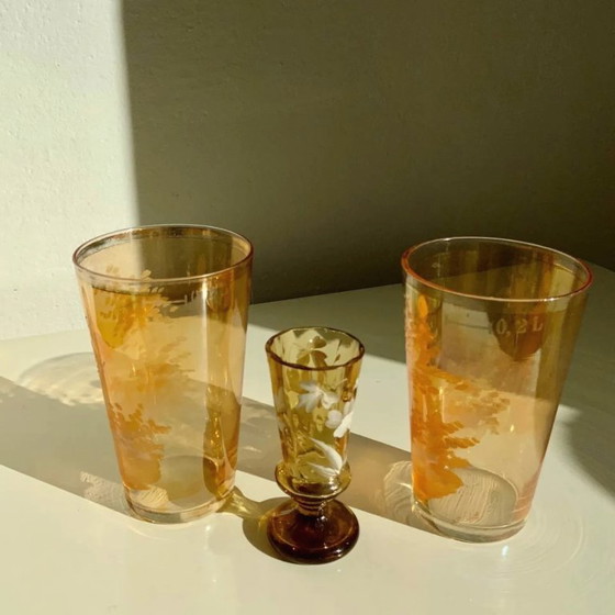 Image 1 of Paar antiker böhmischer Mary Gregory-Trinkgläser aus bernsteinfarbenem Glas, handbemalt mit Emaille, ca. 1890-1910