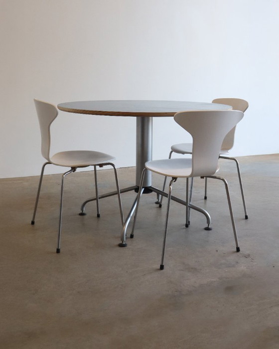 Image 1 of Tavolo rotondo vintage Fritz Hansen di Vico Magistretti