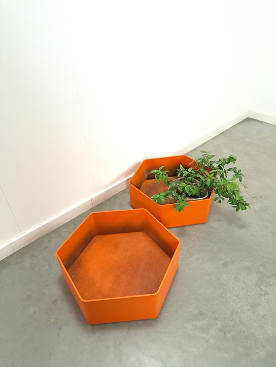 Image 1 of Maceta de plástico naranja para flores