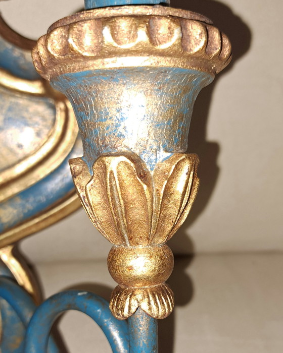 Image 1 of Set van twee vintage Italiaanse Florentijnse wandlampen, goud en turkooizen, van hout, 2 lichtpunten, Hollywood Regency-stijl.
