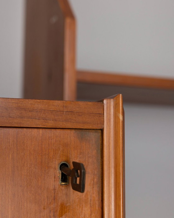Image 1 of Vintage teakhouten dressoir uit de jaren 60 met wandmontagesysteem, Italiaans design.
