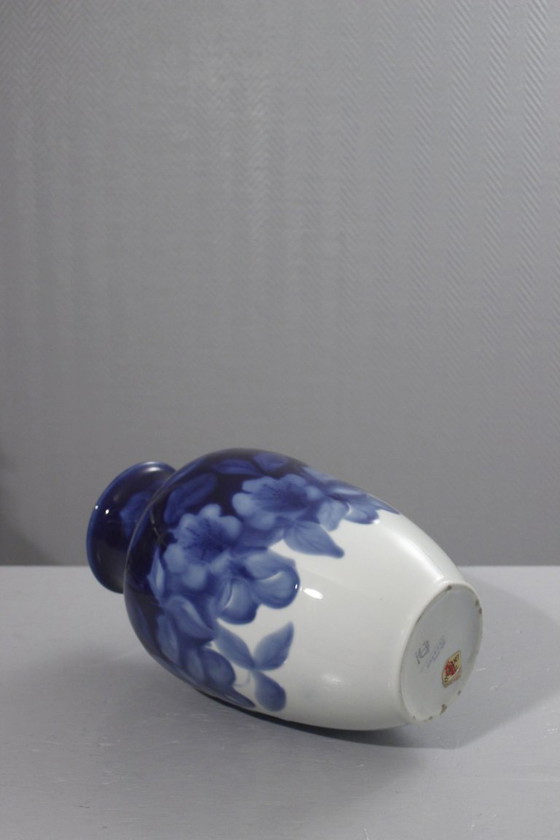Image 1 of Camille Tharaud in Limoges - Grote vaas met kobaltblauwe bloemversiering op porselein, 35 cm