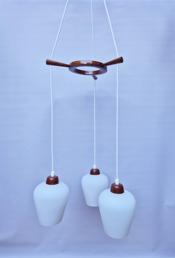Image 1 of Suspension scandinave vintage - teck et verre opale - années 1950