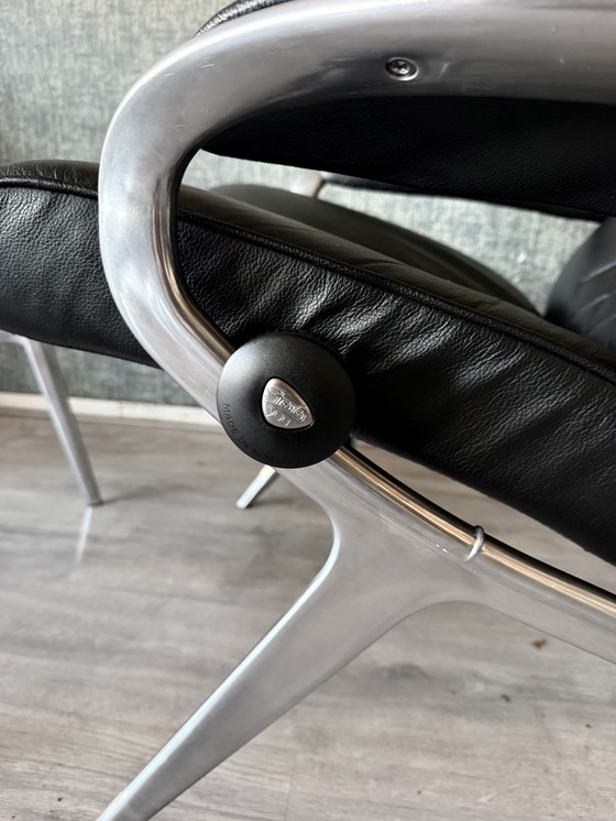 Image 1 of Poltrona lounge James Stressless con poggiapiedi in pelle nera e alluminio