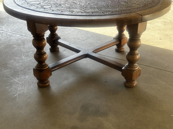 Brutalistische ronde salontafel van hout en veelkleurig leer met dierenriemdecoratie. – Wood, Leather (photo 10 of 12)