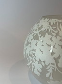 KNUBBIG Vintage IKEA Tafellamp van mat glas met kersenbloesemdetails