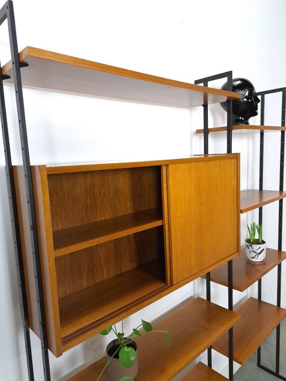 Image 1 of Parete componibile Omnia, Hilker, teak e acciaio nero con ripiani e mobiletto