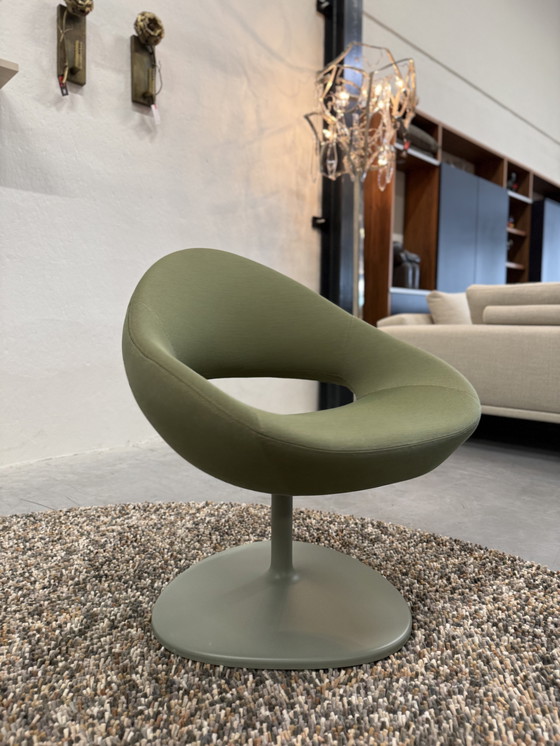 Image 1 of 2 Artifort Shark Draaifauteuils Kvadrat stof groen 