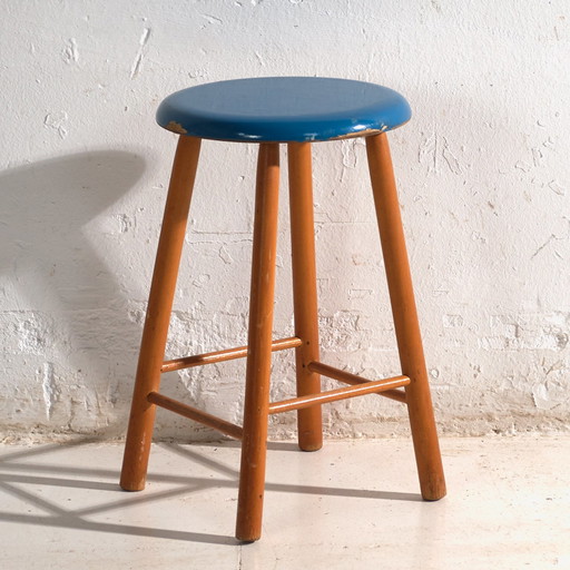 Taburete de madera antiguo con asiento redondo – Europa Central, circa 1950