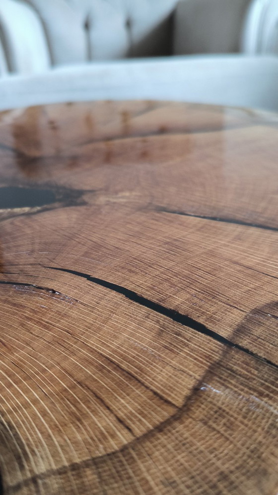 Image 1 of Table basse artisanale en bois d'orme : résine époxy noire, mobilier rustique moderne