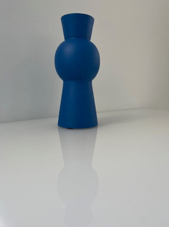 Image 1 of Jarrón de diseño moderno azul fabricado en aluminio con recubrimiento en polvo.