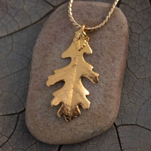 Pendentif vintage en forme de feuille de chêne sur une chaîne dorée