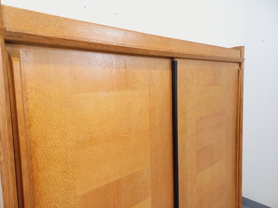 Image 1 of Guillerme et Chambron vintage massief eiken kast uit de jaren 60 en 70