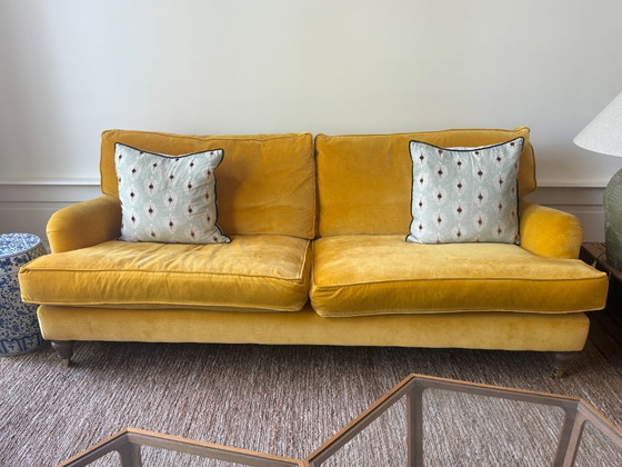 Image 1 of Splendido divano a 3 posti di Sofa.com in velluto color caramello, completo di pouf.