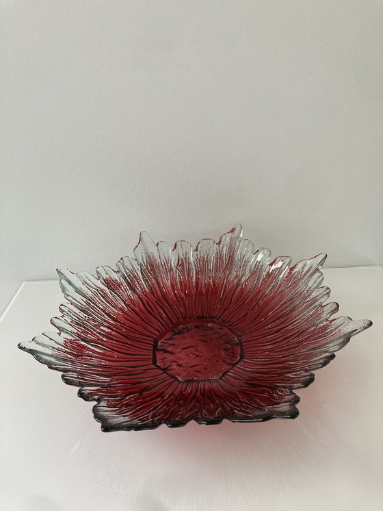 Image 1 of Classico di metà secolo: ciotola a forma di foglia in vetro con centro rosso